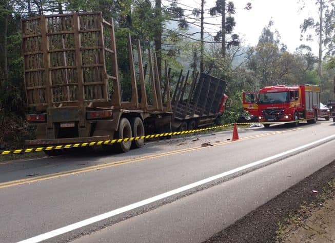 Colisão entre carro e carreta mata grávida e mais 4 em rodovia de SC