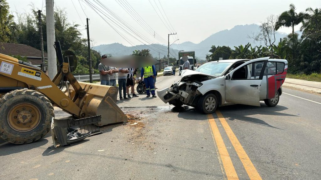 Motorista fica ferido ao colidir contra retroescavadeira em Pomerode