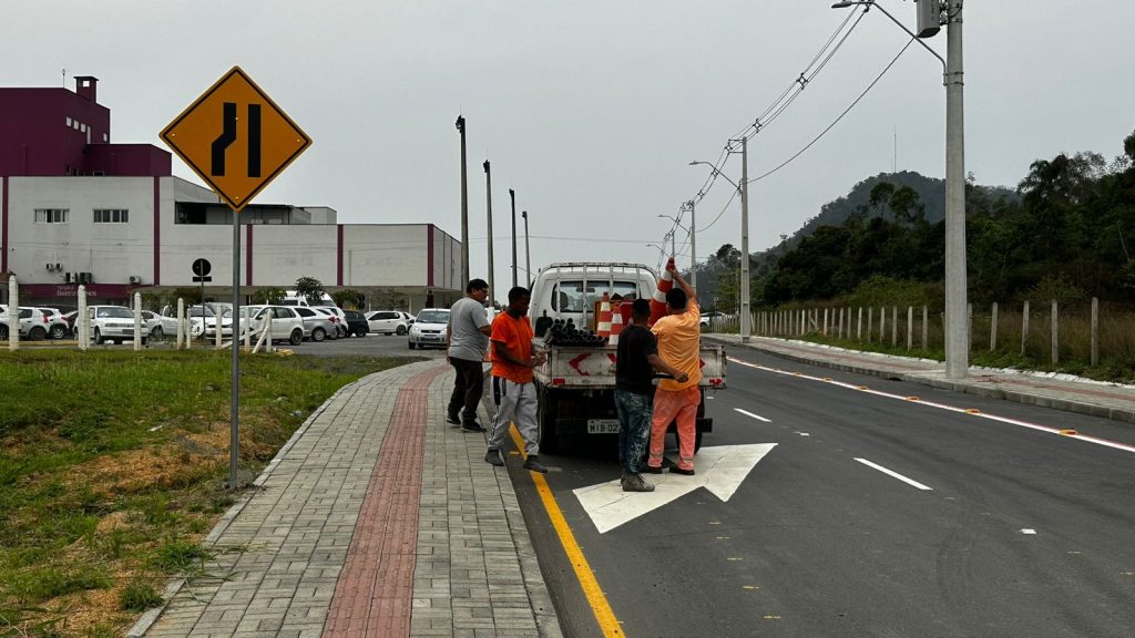 Após juiz mandar interditar ponte em Indaial, equipes colocam placas de sinalização