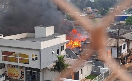 Em Chapecó, caso de violência doméstica termina com 3 casas destruídas por incêndio