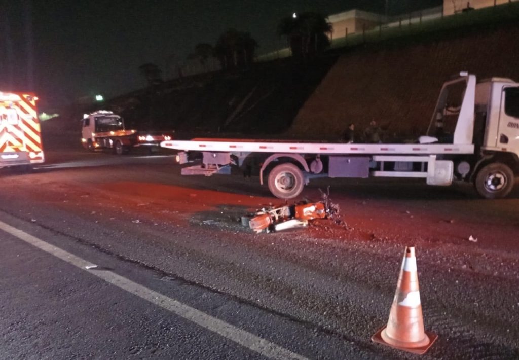 Jovem morre em colisão entre motocicleta e caminhão guincho na BR-470 em Indaial