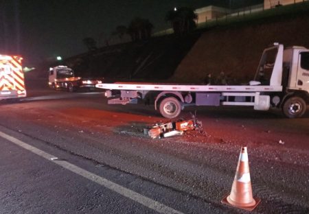 Jovem morre em colisão entre motocicleta e caminhão guincho na BR-470 em Indaial