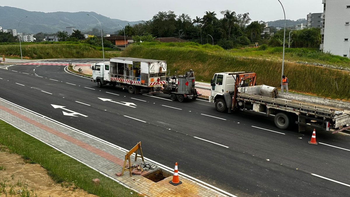 Após juiz mandar interditar ponte em Indaial, equipes colocam placas de sinalização