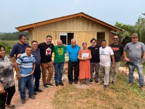 Havan entrega 70 casas a vítimas das enchentes no RS com troco solidário e leilão beneficente