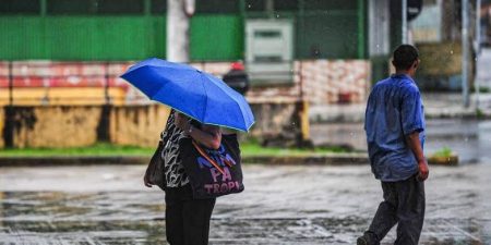 Frente fria e baixa pressão trazem temporais e risco de alagamentos em SC neste fim de semana