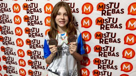 Conheça Jennifer, 11 anos, do Xadrez Timbó, que ganhou 2 medalhas na Olesc