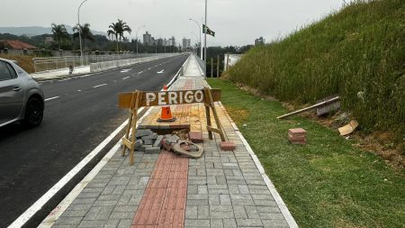 Após juiz mandar interditar ponte em Indaial, equipes colocam placas de sinalização