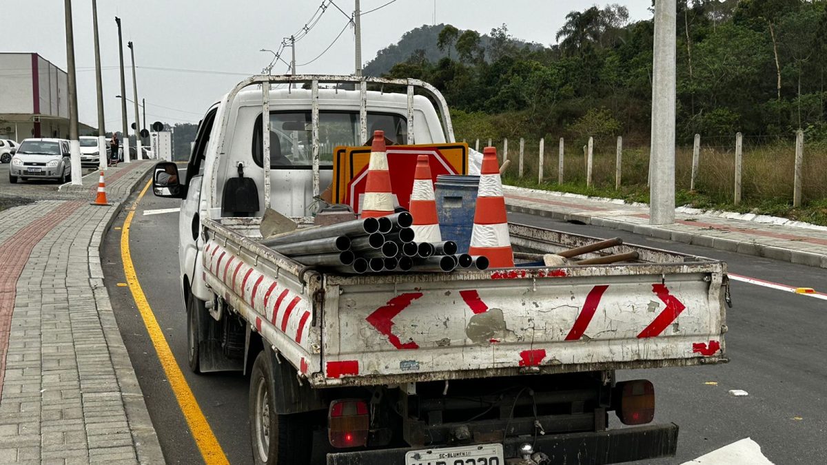 Após juiz mandar interditar ponte em Indaial, equipes colocam placas de sinalização