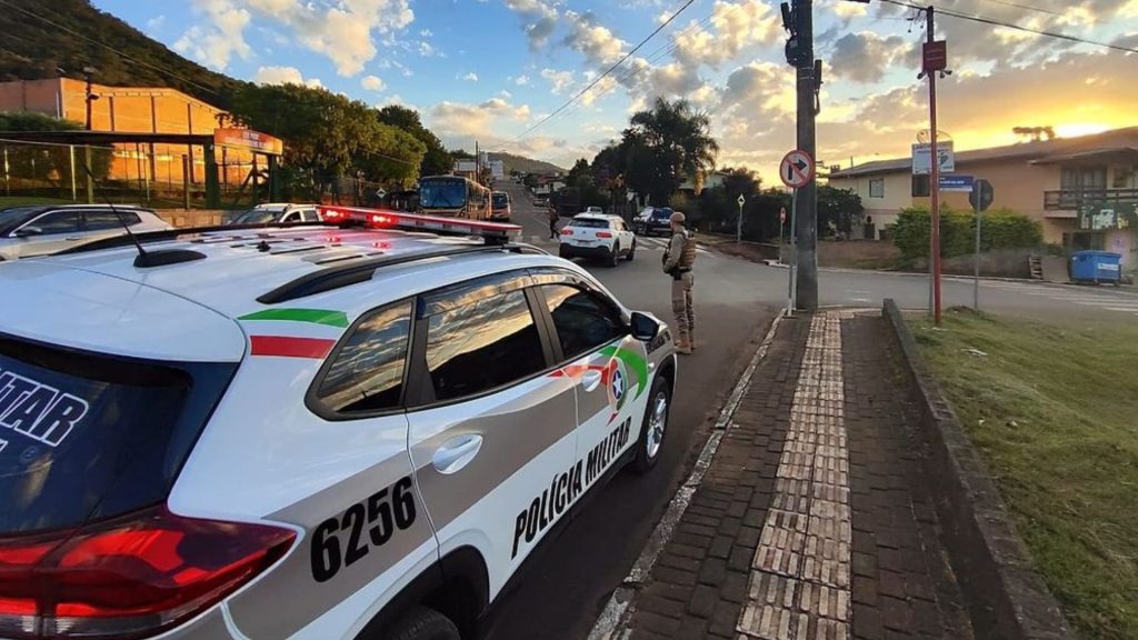 Homem leva tiro de espingarda de pressão na cabeça por não querer falar mal do patrão