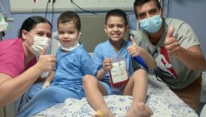 Transplante de medula de irmão caçula salva a vida de menino de 8 anos