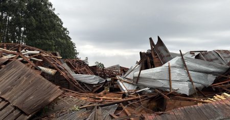 Ventania causa estragos em SC deixa cerca de 200 casas destelhadas