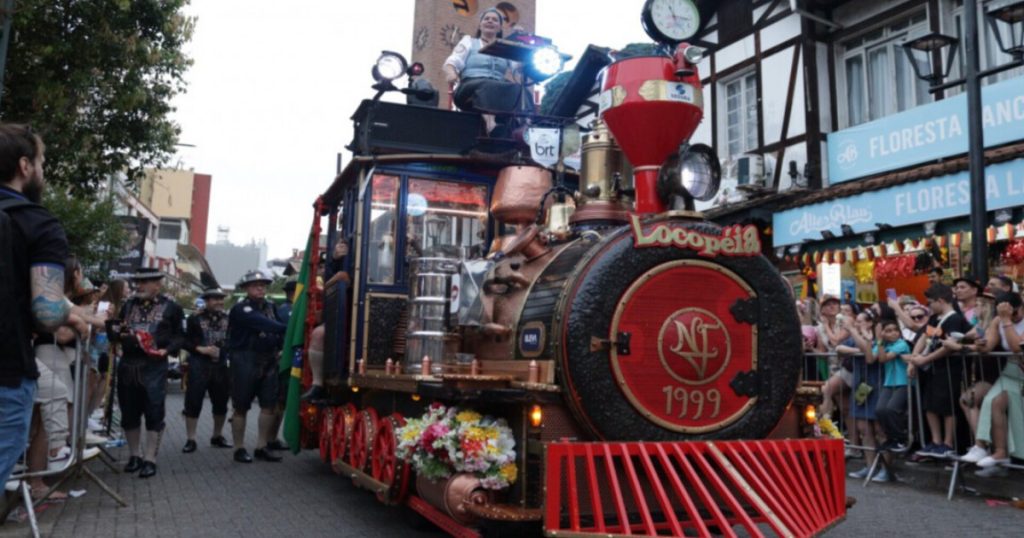 Cerca de 22 mil pessoas se reúnem no último dia da 39ª Oktoberfest de Blumenau.