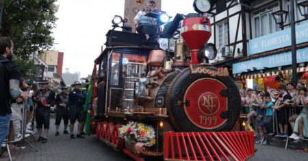 Cerca de 22 mil pessoas se reúnem no último dia da 39ª Oktoberfest de Blumenau.