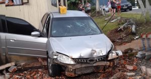 Colisão entre veículos em Rodeio deixa professora ferida; carro invade terreno de residência