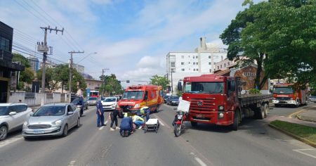 Acidente entre moto e caminhão deixa motociclista ferido em Rio do Sul