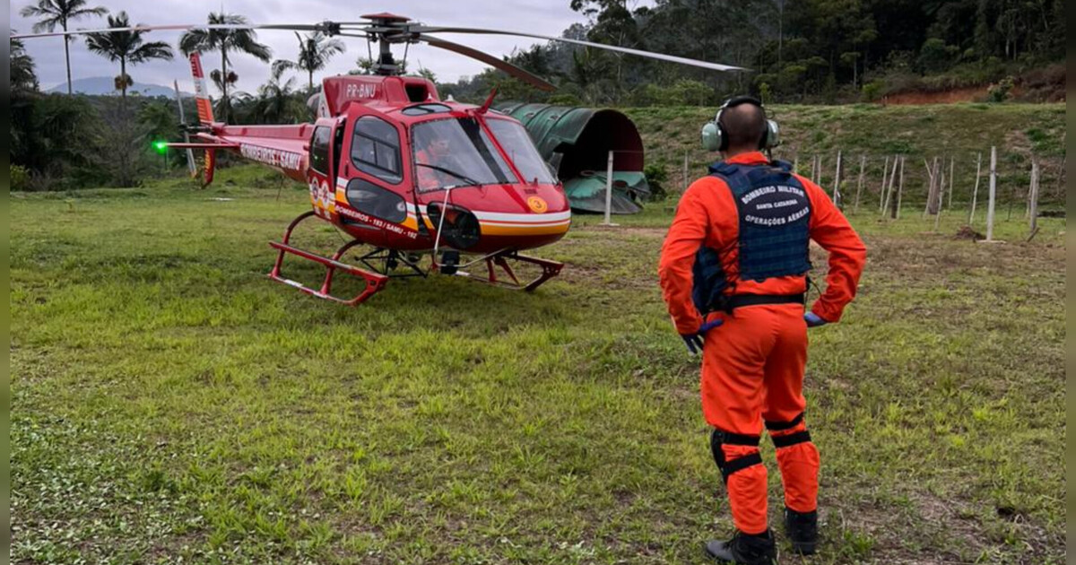 Colisão entre veículos em Rodeio deixa professora ferida; carro invade terreno de residência