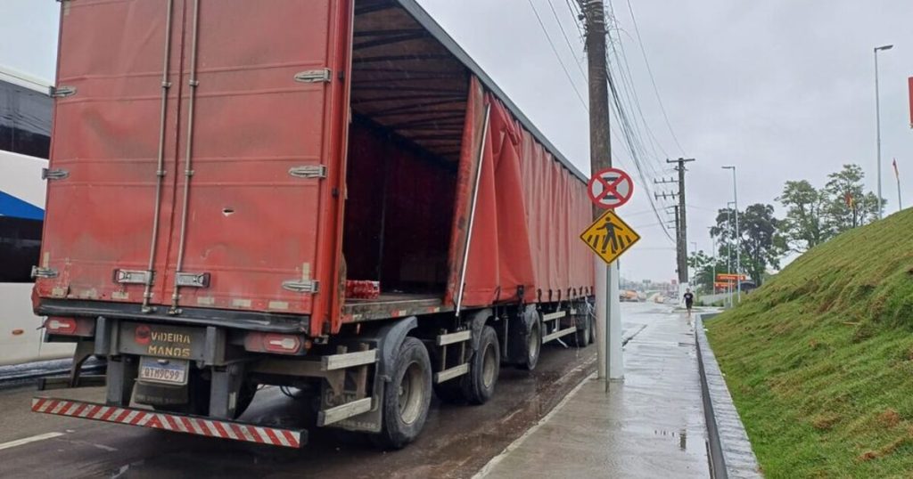 Parte de carga de Coca-Cola é saqueada após acidente na BR-470 em Rio do Sul