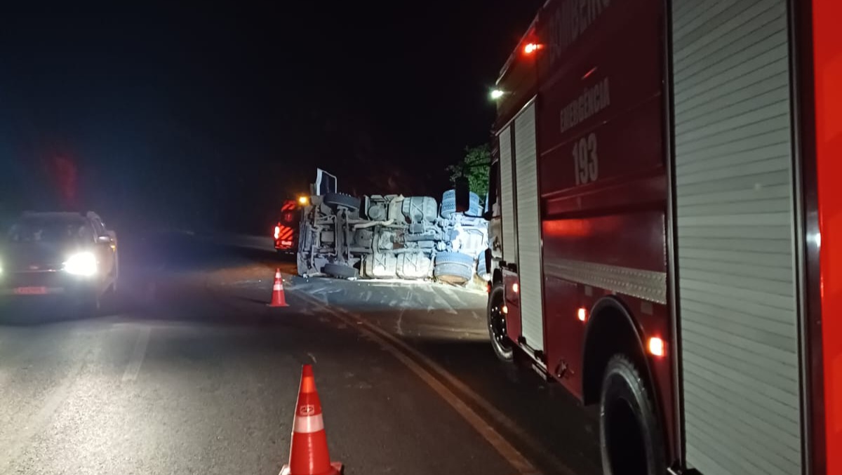 Tombamento de carreta mobiliza bombeiros em Doutor Pedrinho