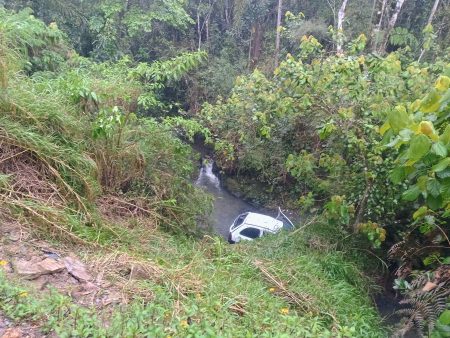 Condutor fica ferido após sair de pista e despencar de ribanceira com cerca de 30 metros de profundidade em Dona Emma 