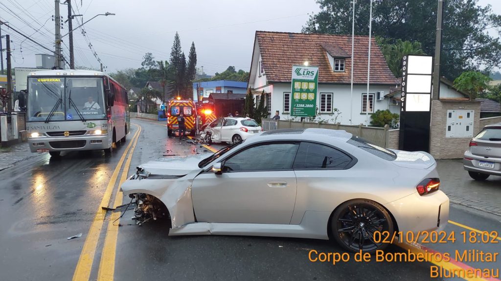 Colisão entre BMW e Peugeot deixa um ferido em Blumenau