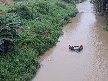 Em Pouso Redondo, saída de pista seguida de queda em rio deixa 2 pessoas mortas 