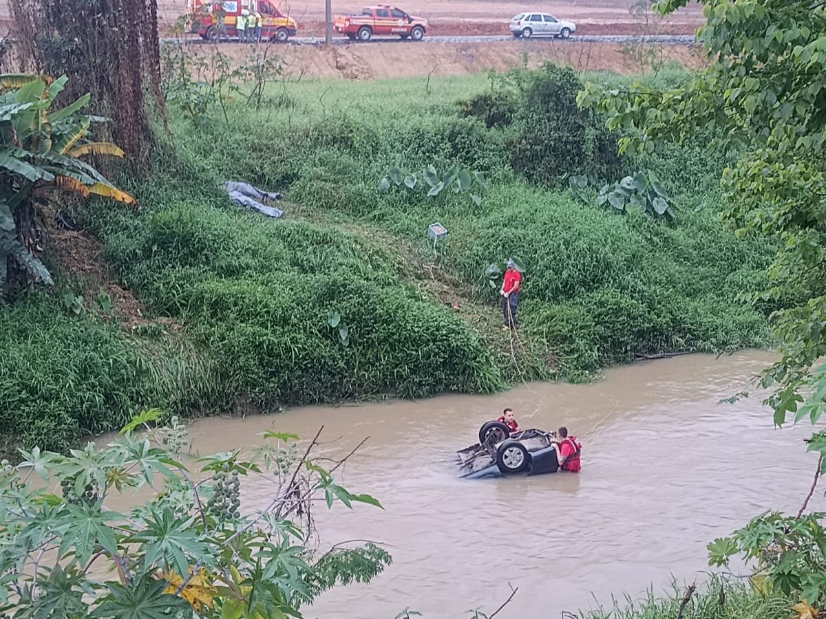 Em Pouso Redondo, saída de pista seguida de queda em rio deixa 2 pessoas mortas 