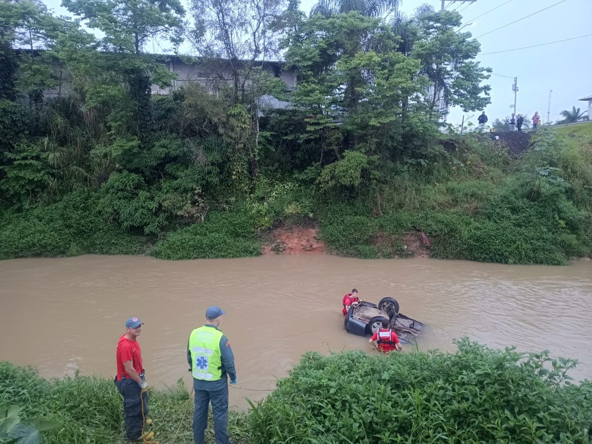 Em Pouso Redondo, saída de pista seguida de queda em rio deixa 2 pessoas mortas 