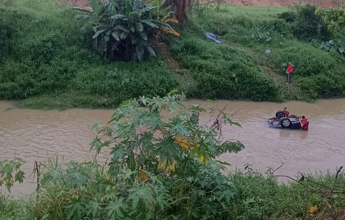 Em Pouso Redondo, saída de pista seguida de queda em rio deixa 2 pessoas mortas 