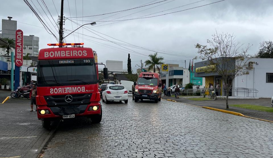 Acidente entre carro e moto em Rio dos Cedros deixa motociclista ferido