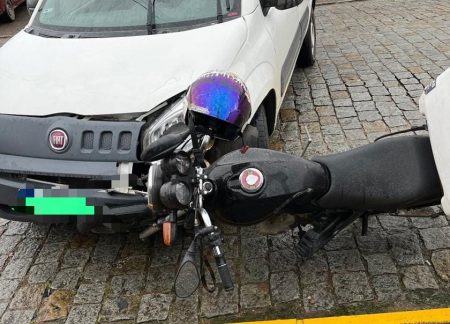 Acidente entre carro e moto em Rio dos Cedros deixa motociclista ferido