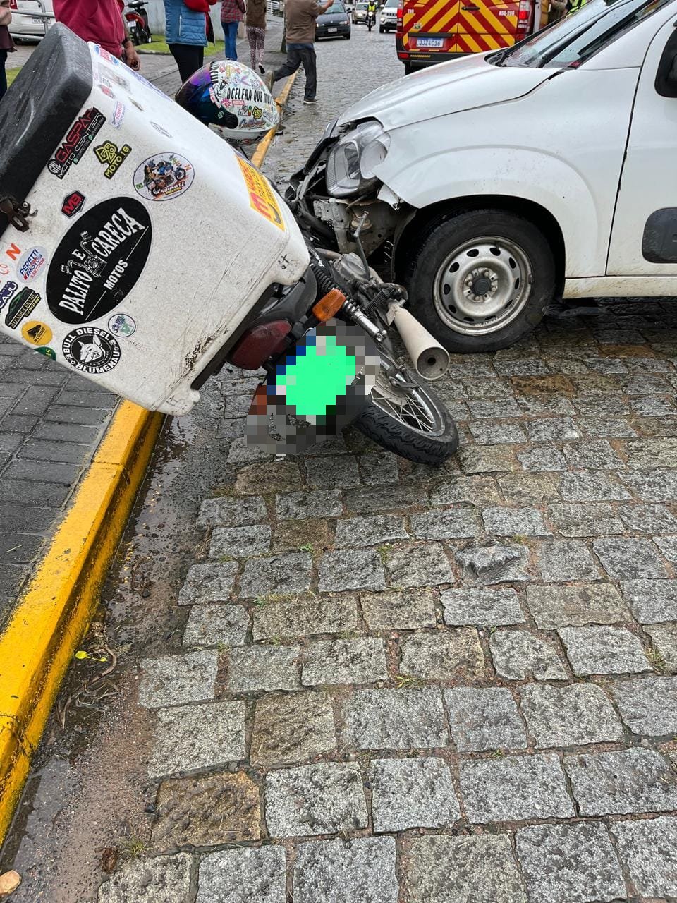 Acidente entre carro e moto em Rio dos Cedros deixa motociclista ferido