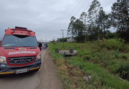 Colisão entre veículos na BR-470 em Pouso Redondo deixa dois feridos