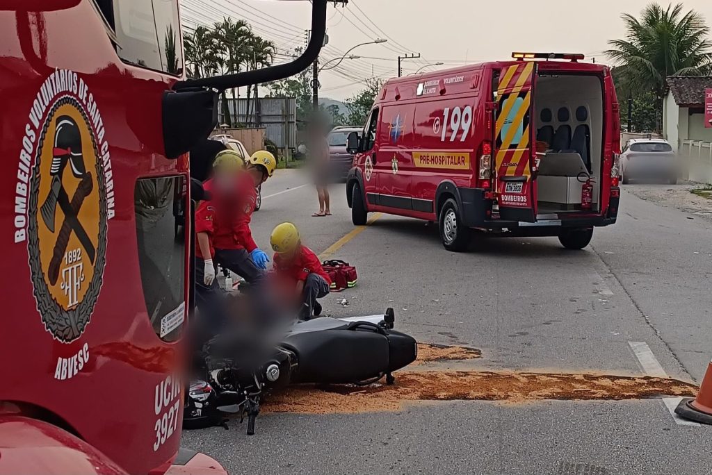 Acidente entre carro e moto deixa motociclista ferido em Ilhota