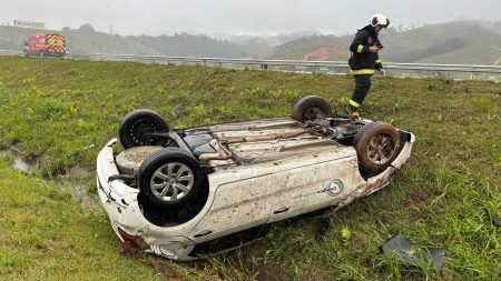 Capotamento de automóvel na BR-470 em Ilhota deixa um ferido