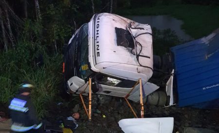 Condutor fica preso dentro de cabine após veículo sair de pista em Rodeio 