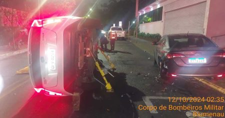 Colisão entre veículos em Blumenau deixa carro lateralizado e 2 pessoas feridas