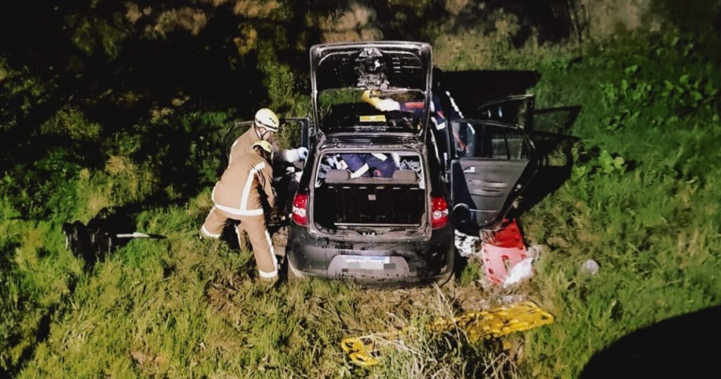 Gestante fica ferida após carro cair em ribanceira de 80 metros em SC