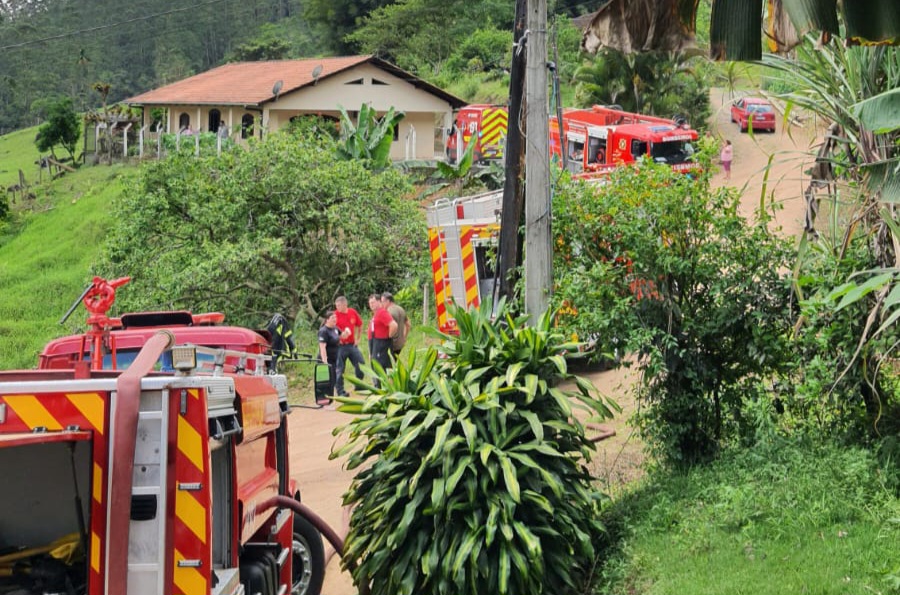 Em Rodeio, residência de bombeiro é destruída durante incêndio 