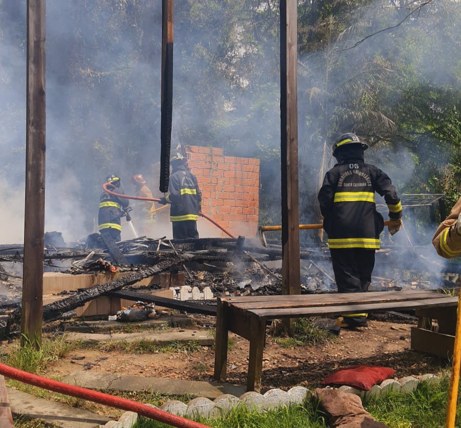 Em Rodeio, residência de bombeiro é destruída durante incêndio 