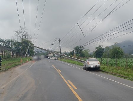 Colisão de carro contra poste bloqueia Rua Marechal Deodoro da Fonseca em Indaial