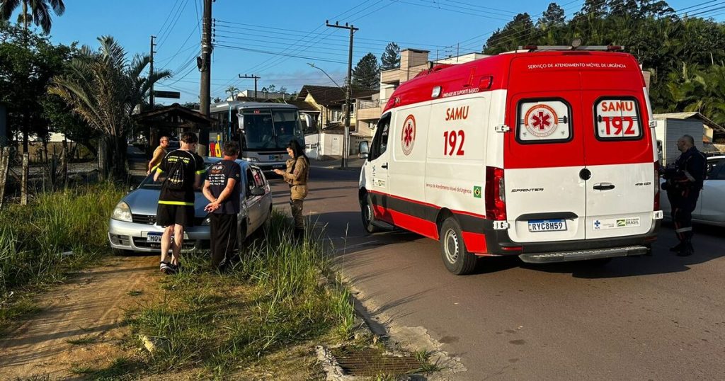 Em Timbó, grave acidente entre carro e moto na Pomeranos deixa 2 feridas