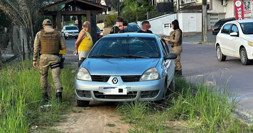 Em Timbó, grave acidente entre carro e moto na Pomeranos deixa 2 feridas