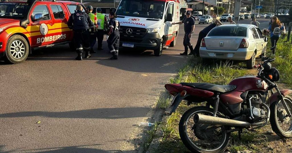 Em Timbó, grave acidente entre carro e moto na Pomeranos deixa 2 feridas