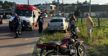 Em Timbó, grave acidente entre carro e moto na Pomeranos deixa 2 feridas