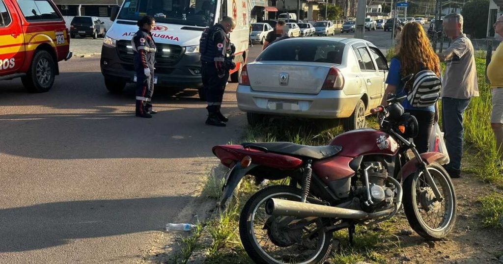 Em Timbó, grave acidente entre carro e moto na Pomeranos deixa 2 feridas