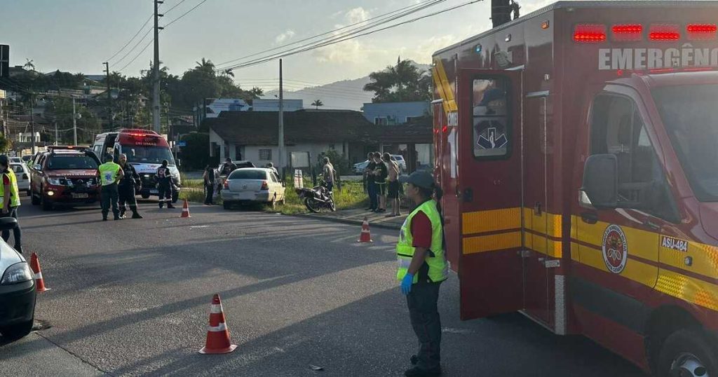 Em Timbó, grave acidente entre carro e moto na Pomeranos deixa 2 feridas