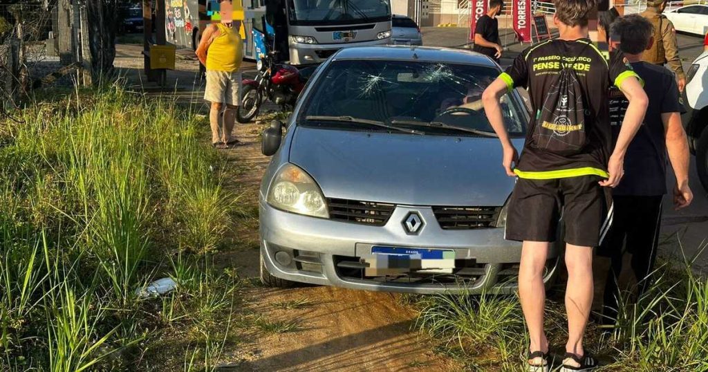 Em Timbó, grave acidente entre carro e moto na Pomeranos deixa 2 feridas