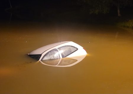 SUSTO: motorista sai ileso após carro cair em lagoa em Ilhota