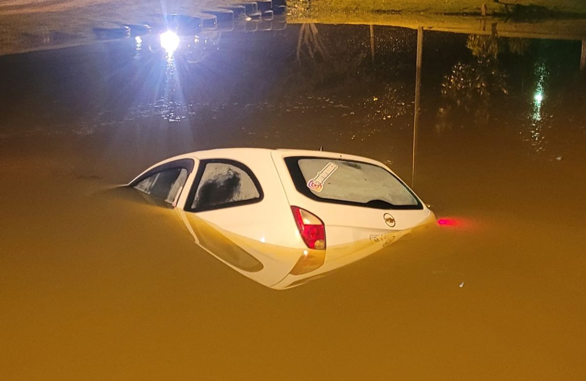 SUSTO: motorista sai ileso após carro cair em lagoa em Ilhota
