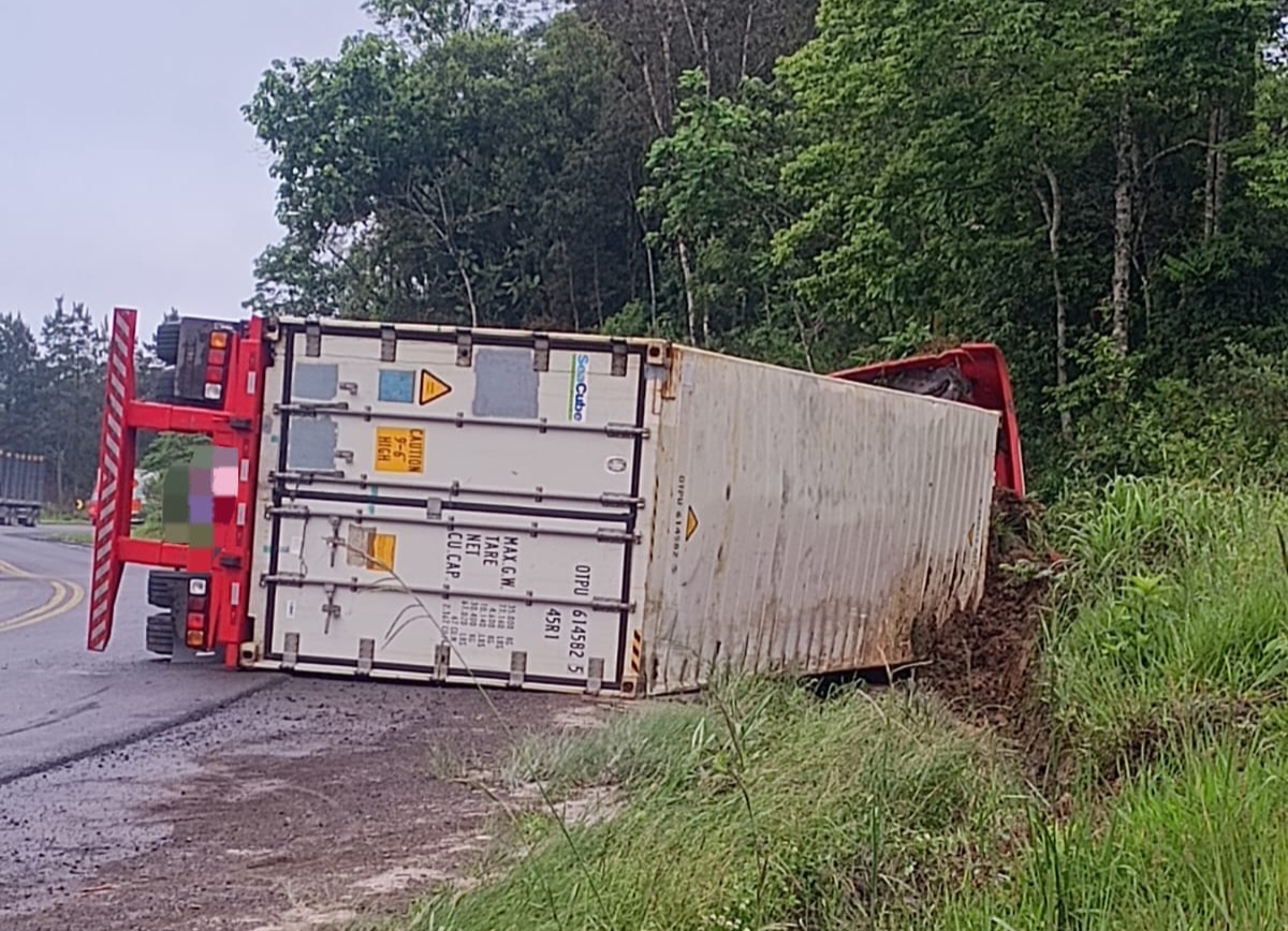 Condutor fica ferido após carreta tombar em Pouso Redondo 